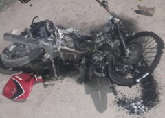 ALERTA EN V.G.G.: MOTOVEHÍCULO ENVUELTO EN LLAMAS MOVILIZÓ AL COMANDO EN CALLE BOLÍVAR