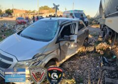 VILLA GOBERNADOR GÁLVEZ: UN UBER CHOCÓ CONTRA EL TREN EN EL CRUCE DE CASEROS Y LA ESPERANZA