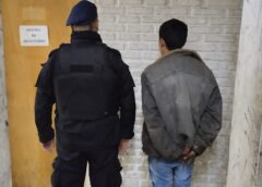 VILLA GOBERNADOR GÁLVEZ: LO DETUVIERON MIENTRAS ARRASABA CON LOS PICAPORTES DEL BARRIO