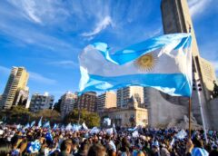 Me preguntó un amigo… ¿COMO PUEDE SER QUE MILES DE PERSONAS SALEN A FESTEJAR AL MONUMENTO QUE GANÓ ARGENTINA Y DESPUÉS NO LLEGA A FIN DE MES?