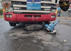 VILLA GOBERNADOR GÁLVEZ: EL COMANDO RADIOELÉCTRICO INTERVINO EN UN SINIESTRO VIAL ENTRE UN CAMIÓN Y UNA MOTOCICLETA
