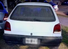 VILLA G. GÁLVEZ: UN CONDUCTOR CHOCÓ CONTRA EL PORTÓN DE UNA CASA Y DESTRUYÓ EL AUTO DEL GARAGE.