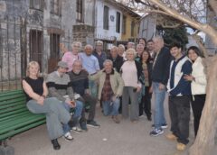 UN BANCO RESTAURADO UNE A TRES GENERACIONES