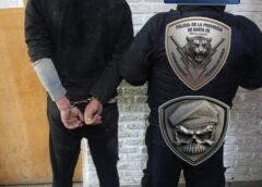 VILLA GOBERNADOR GÁLVEZ: INTENTÓ ESCAPAR POR LOS TECHOS, ATACÓ A LA POLICÍA CON UN CAÑO Y TERMINÓ DETENIDO