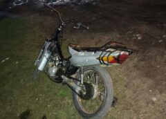 VILLA GOBERNADOR GÁLVEZ: INTENTA ESCAPAR EN MOTO, ABANDONA EL RODADO Y TERMINA APREHENDIDO JUNTO A UN CÓMPLICE