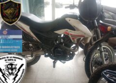 LO ASALTARON A GOLPES ENTRE TRES DELINCUENTES, VECINOS RETUVIERON A UNO Y LA POLICÍA ATRAPÓ A OTRO CON LA MOTO ROBADA