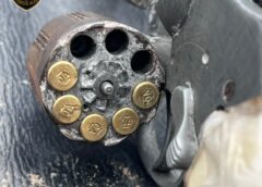 AMENAZÓ DE MUERTE A UN VECINO, LE APUNTÓ A SU PROPIA HERMANA Y TERMINÓ DETENIDO CON UN REVOLVER CARGADO